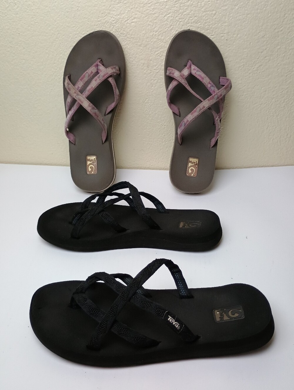 Teva Olowahu Size 8 Women's Black and Lavender Crisscross Strap Sandals